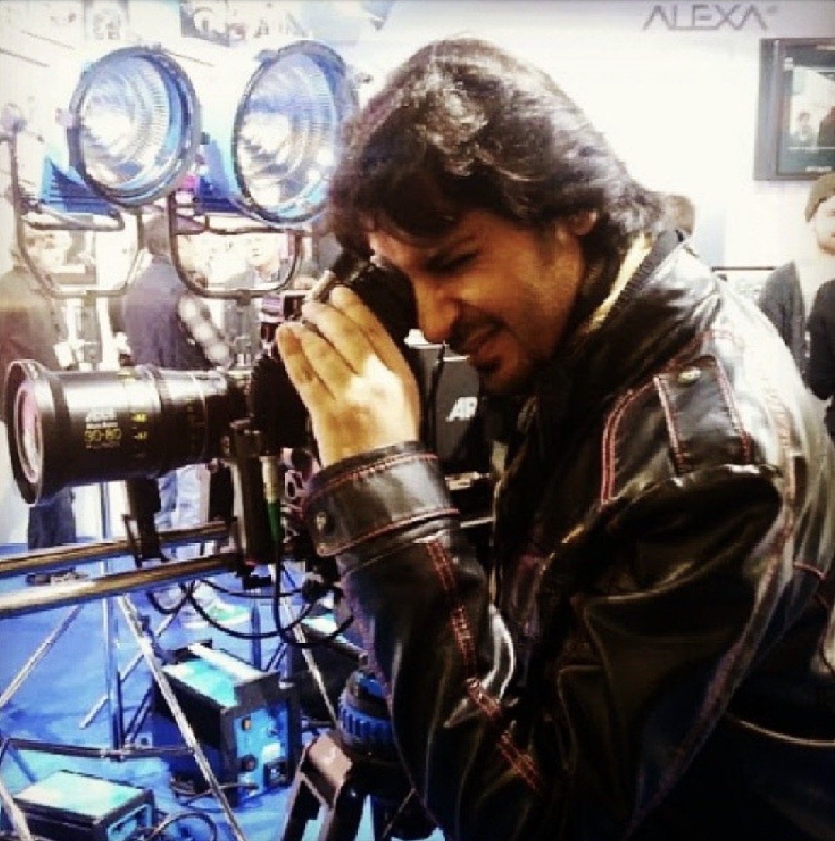 Abdulaziz Alfuraih looking through a professional cinema camera